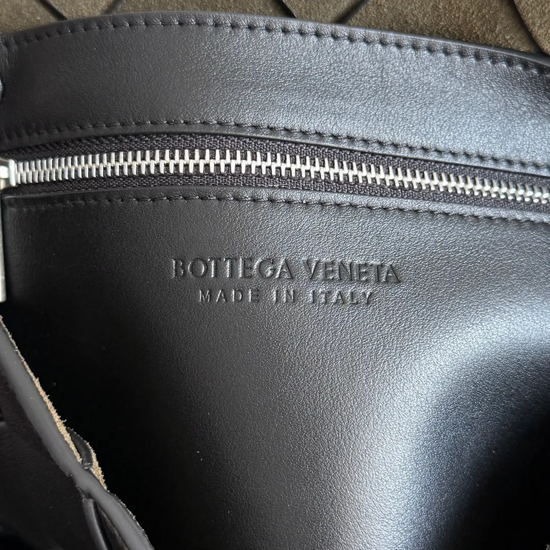 Batch 1860 BOTTEGA VENETA new Diago crossbody bag The dynamic silhouette is built diagonally to show the unique ingenuity. As a member of the B family's early autumn series, it uses the highest quality calfskin. The entire bag is softer, thick and weighty, and durable. It is equipped with an adjustable strap. The texture of the 3cm wide leather strap is very similar to the litchi pattern. It is slightly stiffer than the litchi pattern. It is low-key, luxurious and full of connotation. It is refreshing and comfortable to match the upper body. Hu Yitian was also successfully captured by it. Style number: 795637 (817921) Size: 22.5*16.5*5.5cm
